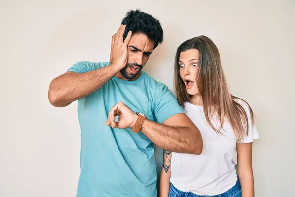 Mooi Jong Paar Van Vriend Vriendin Samen Kijken Naar Horloge — Stockfoto