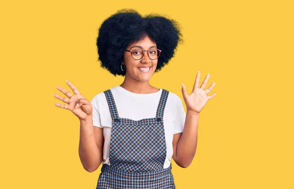 Genç Afro Amerikan Kızı Günlük Giysiler Giyip Dokuz Numaralı Parmaklarıyla — Stok fotoğraf