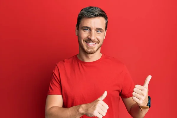 Knappe Blanke Man Draagt Casual Rode Tshirt Wijzen Naar Achterkant — Stockfoto