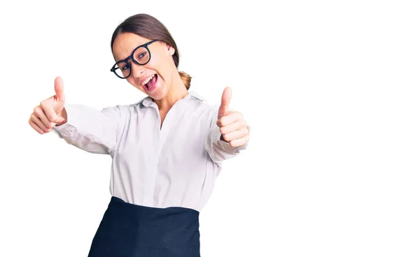 Beautiful Brunette Young Woman Wearing Professional Waitress Apron Approving Doing — Stock Photo, Image