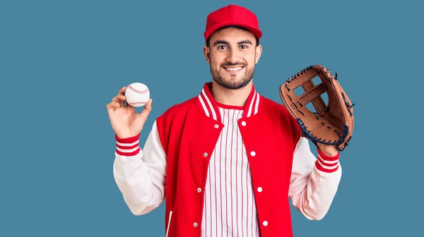Jovem Homem Bonito Segurando Luvas Beisebol Olhando Positivo Feliz Sorrindo — Fotografia de Stock