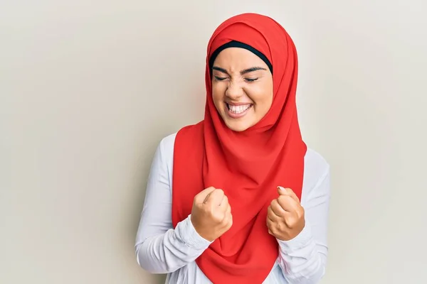 Joven Chica Hispana Hermosa Vistiendo Bufanda Hiyab Islámica Tradicional Emocionada —  Fotos de Stock