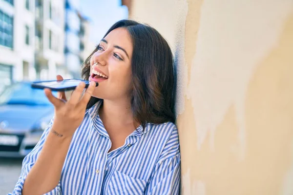 Junge Hispanische Geschäftsfrau Lächelt Glücklich Und Sendet Sprachnachricht Smartphone Die — Stockfoto