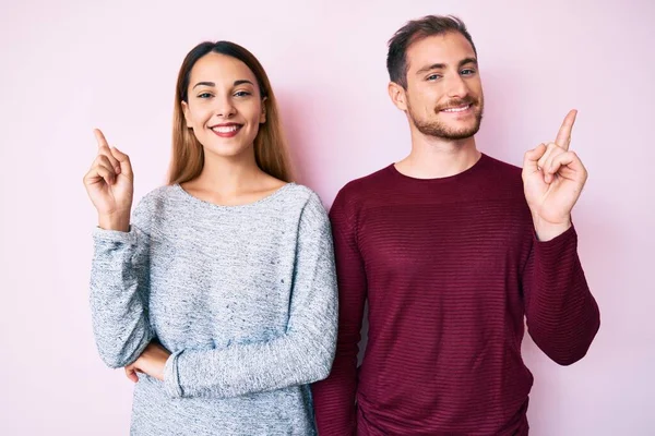 Belo Casal Vestindo Roupas Casuais Com Grande Sorriso Rosto Apontando — Fotografia de Stock