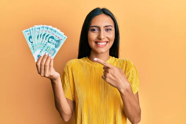 Jonge Brunette Vrouw Houden Yuan Chinees Bankbiljetten Glimlachen Gelukkig Wijzend — Stockfoto