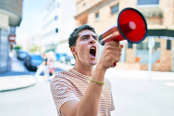 Jovem Caucasiano Bonito Gritando Usando Megafone Cidade — Fotografia de Stock