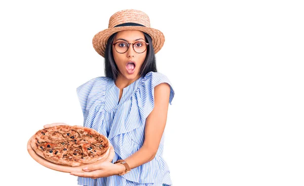 Menina Latina Bonita Nova Usando Chapéu Verão Óculos Segurando Pizza — Fotografia de Stock