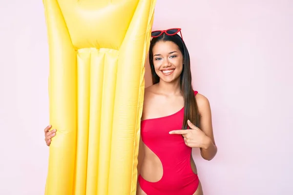 Junge Schöne Lateinische Mädchen Tragen Badeanzug Und Halten Sommermatratze Schweben — Stockfoto