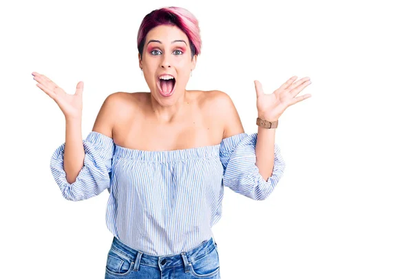 Jonge Mooie Vrouw Met Roze Haar Dragen Casual Kleding Vieren — Stockfoto