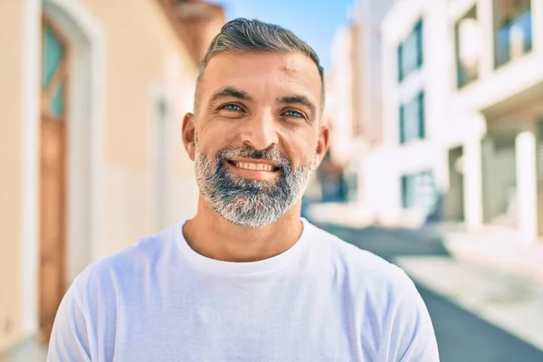 Hombre Pelo Gris Mediana Edad Sonriendo Feliz Pie Ciudad — Foto de Stock