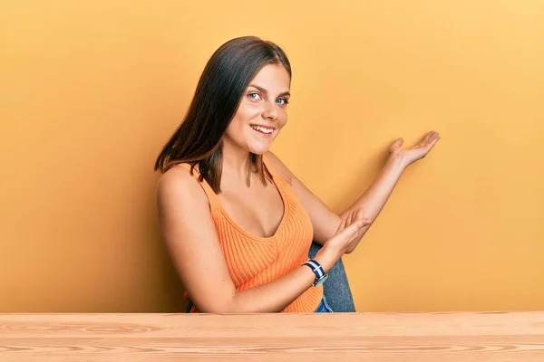 Mulher Branca Jovem Vestindo Roupas Casuais Sentado Mesa Convidando Para — Fotografia de Stock