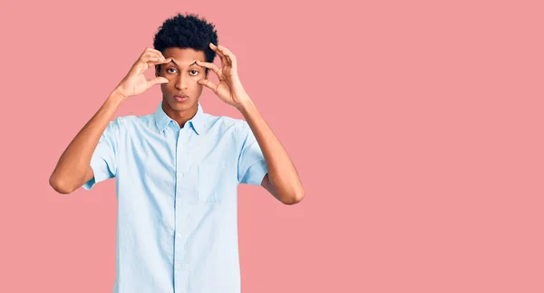 Mladý Africký Američan Nosí Ležérní Oblečení Snaží Otevřít Oči Prsty — Stock fotografie