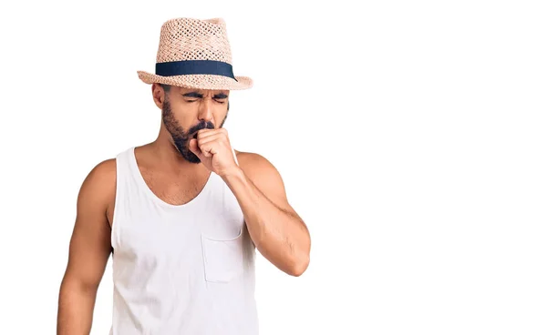 Ung Latinamerikan Man Bär Casual Sommar Hatt Känsla Sjukdomskänsla Och — Stockfoto