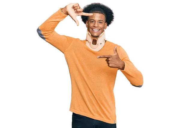 Homem Afro Americano Com Cabelo Afro Usando Gola Cervical Sorrindo — Fotografia de Stock