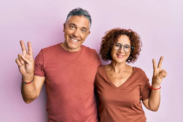 Belo Casal Meia Idade Juntos Vestindo Roupas Casuais Sorrindo Olhando — Fotografia de Stock