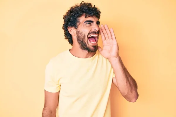 Schöner Junger Mann Mit Lockigem Haar Und Bär Lässigem Shirt — Stockfoto