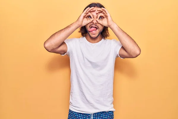 Ung Stilig Man Klädd Avslappnade Kläder Gör Gest Som Kikare — Stockfoto