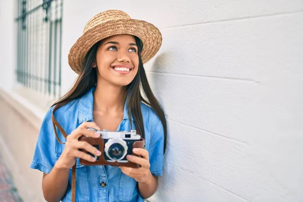 Joven Chica Latina Turista Vacaciones Sonriendo Feliz Usando Cámara Vintage — Foto de Stock