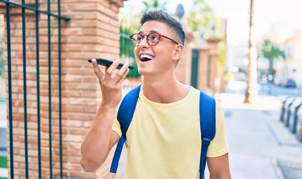 Joven Estudiante Hispano Sonriendo Feliz Usando Smartphone Caminando Por Calle —  Fotos de Stock