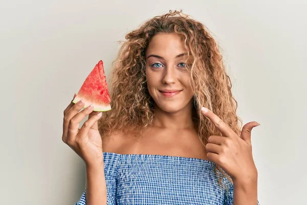 Menina Adolescente Caucasiana Bonita Comendo Fatia Melancia Doce Sorrindo Feliz — Fotografia de Stock