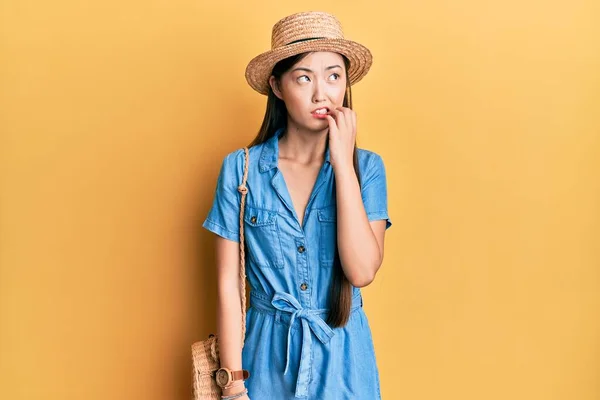 Νεαρή Κινέζα Που Φοράει Καλοκαιρινό Καπέλο Δείχνει Αγχωμένη Και Νευρική — Φωτογραφία Αρχείου