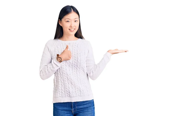 Młoda Piękna Chinka Ubrana Luźny Sweter Pokazujący Dłoń Dłoni Wykonująca — Zdjęcie stockowe