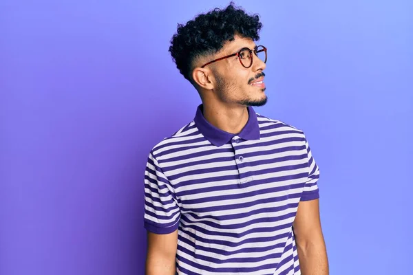 Jovem Árabe Bonito Homem Vestindo Roupas Casuais Óculos Olhando Para — Fotografia de Stock