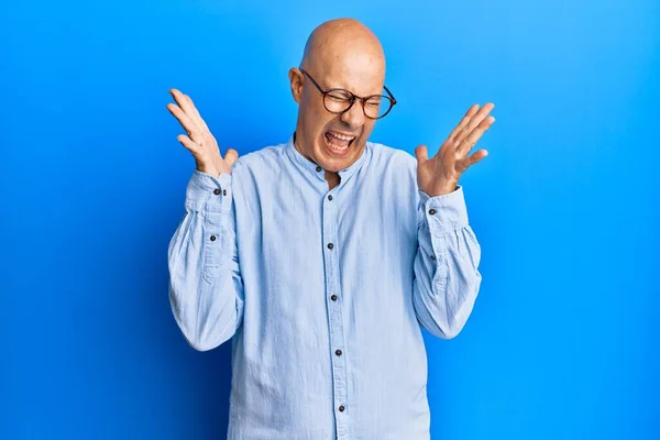 Middelbare Leeftijd Kale Man Draagt Casual Kleding Glazen Vieren Gek — Stockfoto