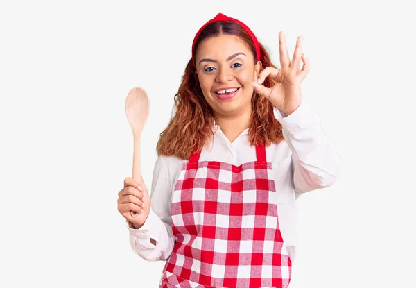 Junge Lateinische Frau Mit Schürze Die Einen Kochlöffel Der Hand — Stockfoto