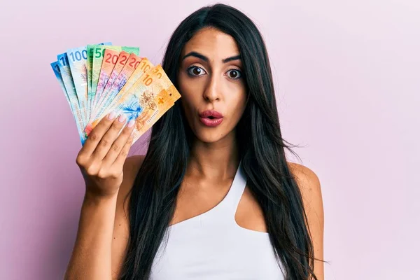 Belle Femme Hispanique Tenant Des Billets Francs Suisses Effrayés Étonnés — Photo