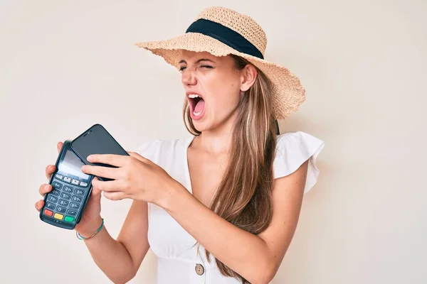 Młoda Blondynka Płacąca Smartfonem Dataphone Wściekła Szalona Krzycząca Sfrustrowana Wściekła — Zdjęcie stockowe