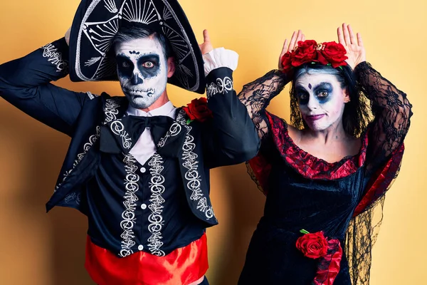 Young Couple Wearing Mexican Day Dead Costume Yellow Doing Bunny — Stock Photo, Image