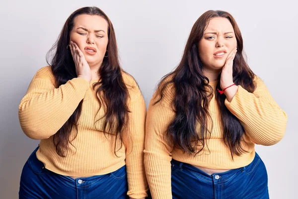 Junge Size Zwillinge Lässiger Kleidung Berühren Mund Und Hand Mit — Stockfoto