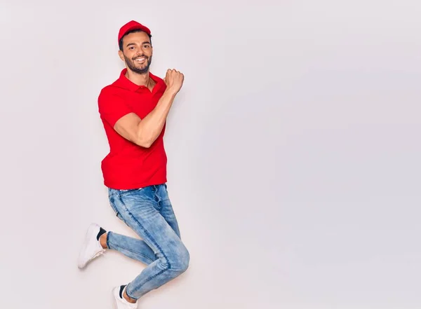 Jovem Bonito Entregador Hispânico Usando Uniforme Sorrindo Feliz Saltando Com — Fotografia de Stock
