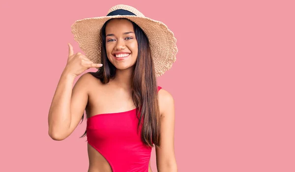Junge Schöne Lateinische Mädchen Badebekleidung Und Sommermütze Lächelnd Dabei Handygesten — Stockfoto