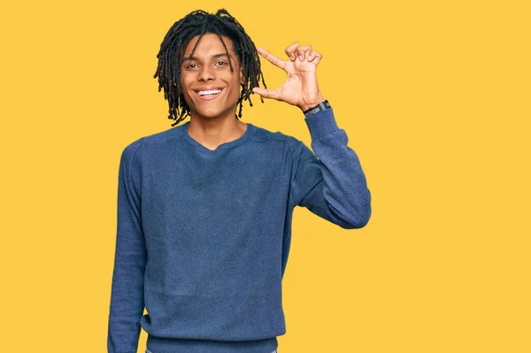 Junger Afrikanisch Amerikanischer Mann Lässigem Winterpullover Lächelnd Und Selbstbewusst Gestikulierend — Stockfoto