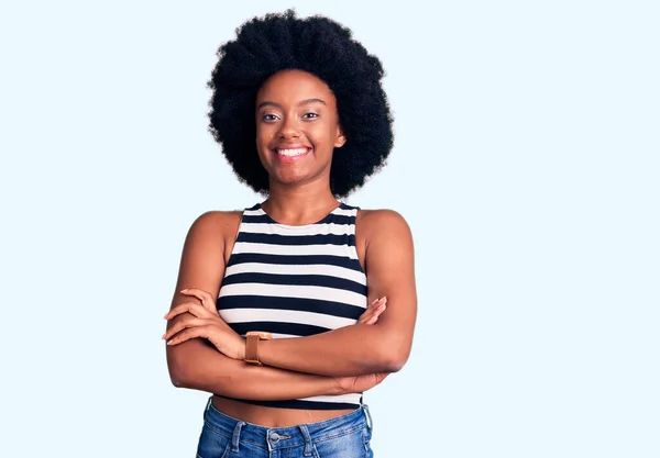 年轻的非洲裔美国女人穿着休闲装 面带微笑 交叉着双臂看着相机 积极的人 — 图库照片