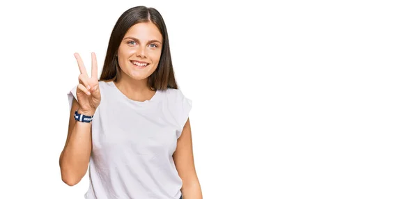 Junge Kaukasische Frau Trägt Legeres Weißes Shirt Und Zeigt Mit — Stockfoto