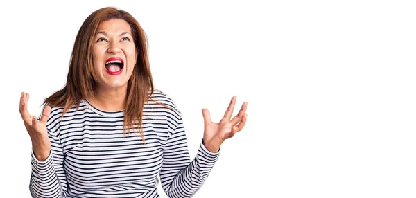 Mulher Latina Meia Idade Vestindo Roupas Casuais Loucos Loucos Gritando — Fotografia de Stock