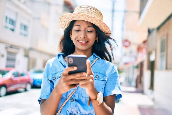 Mujer India Joven Sonriendo Feliz Usando Teléfono Inteligente Ciudad — Foto de Stock