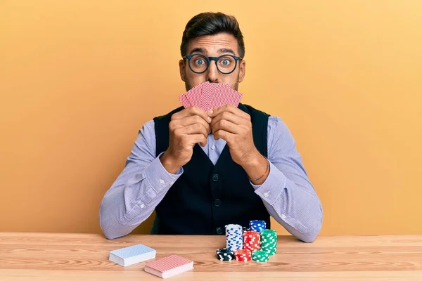 Bonito Croupier Hispânico Homem Sentado Mesa Com Fichas Poker Cartas — Fotografia de Stock