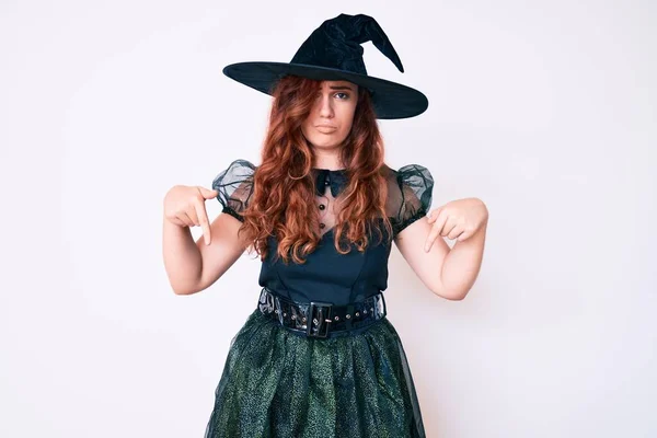 Jovem Mulher Bonita Vestindo Bruxa Halloween Traje Apontando Para Baixo — Fotografia de Stock
