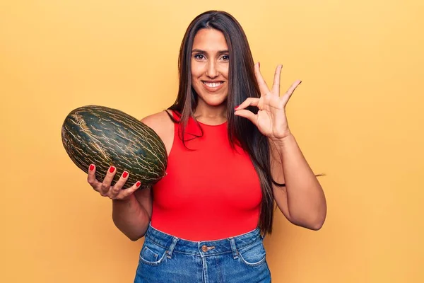 Junge Schöne Brünette Frau Mit Melone Tut Zeichen Mit Den — Stockfoto