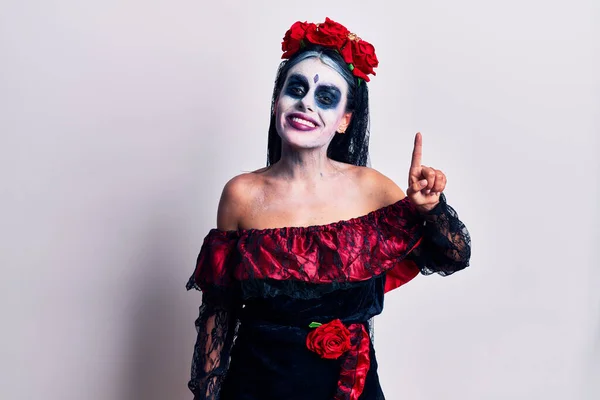Mujer Joven Vistiendo Día Mexicano Del Maquillaje Muerto Mostrando Señalando — Foto de Stock