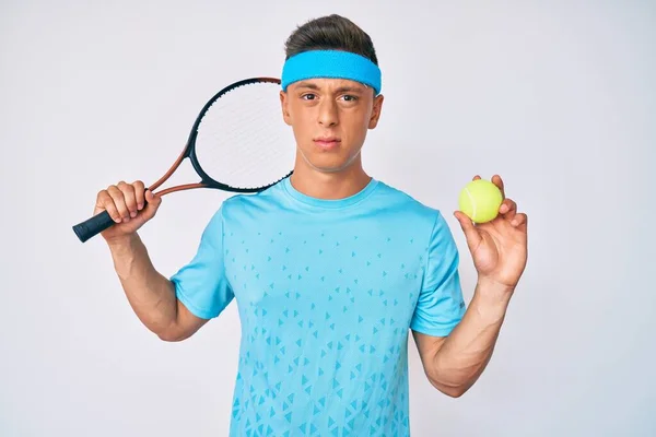 若いヒスパニック系の少年は 問題のために動揺を眉をひそめて ラケットとボール懐疑的かつ神経を保持テニスをしている 否定的な人 — ストック写真