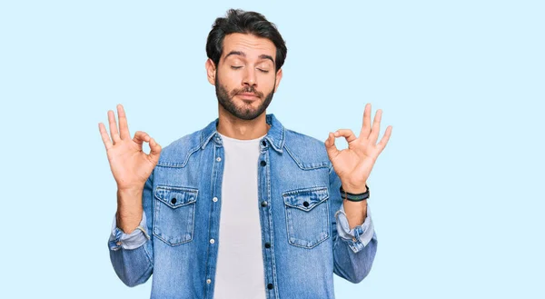 Jovem Hispânico Vestindo Roupas Casuais Relaxado Sorrindo Com Olhos Fechados — Fotografia de Stock