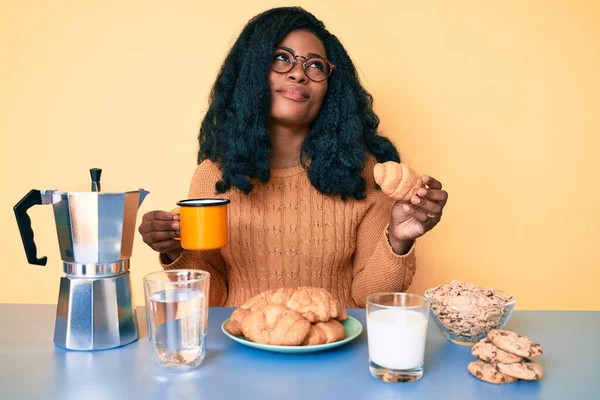 Jeune Femme Afro Américaine Mangeant Petit Déjeuner Tenant Croissant Souriant — Photo