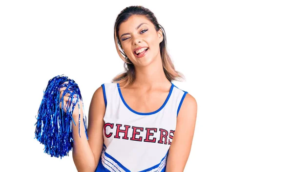 Ung Vacker Kvinna Bär Cheerleader Uniform Blinkar Tittar Kameran Med — Stockfoto