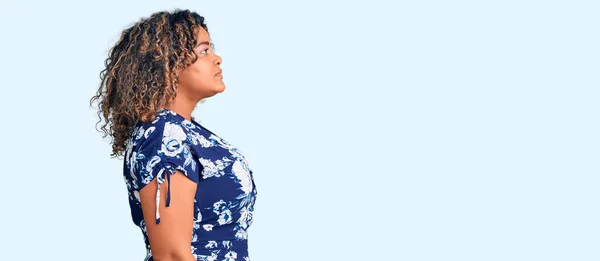 Junge Afrikanisch Amerikanische Size Frau Trägt Lässige Kleidung Die Zur — Stockfoto
