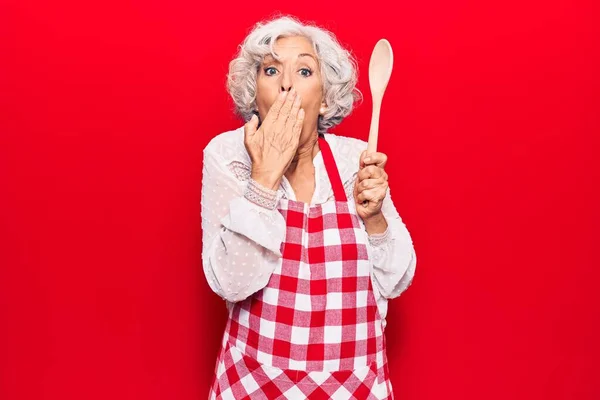 Femme Âgée Aux Cheveux Gris Portant Tablier Tenant Cuillère Couvrant — Photo